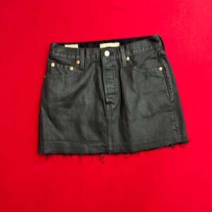 Levi's Premium Icon Skirt Black Coated Raw Hem Denim Miniskirt size 26 BIG E